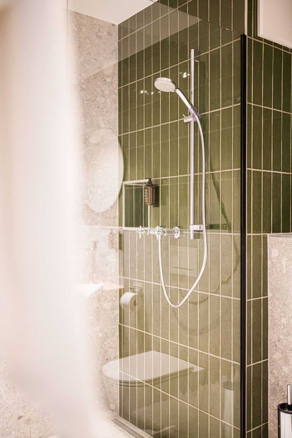 Apartment Zita - bathroom with shower - Lebe'oetz - book unforgettable vacation in Ötztal now.