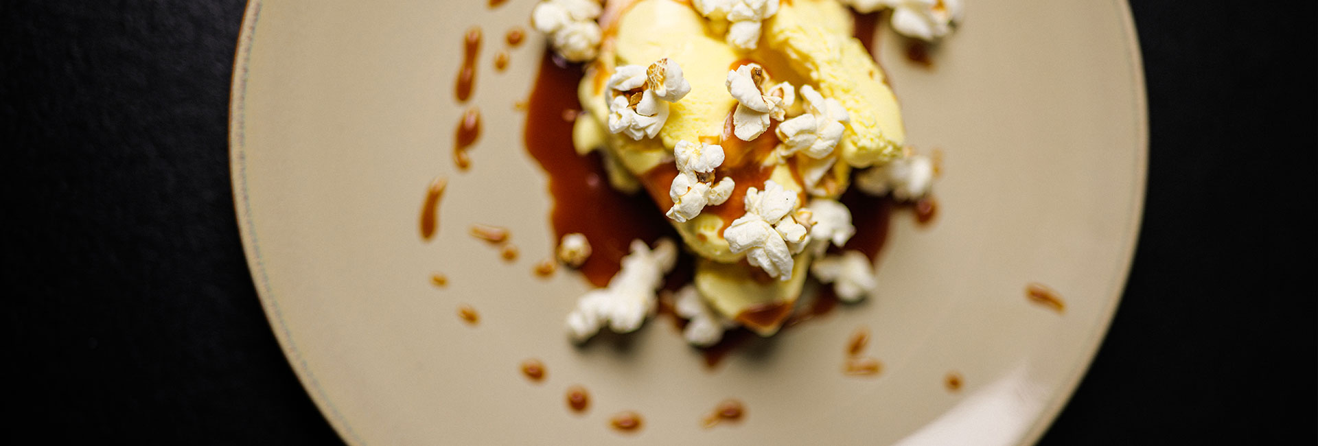 Vanilleeis mit Karamell und Popcorn - Ideen mit Eis